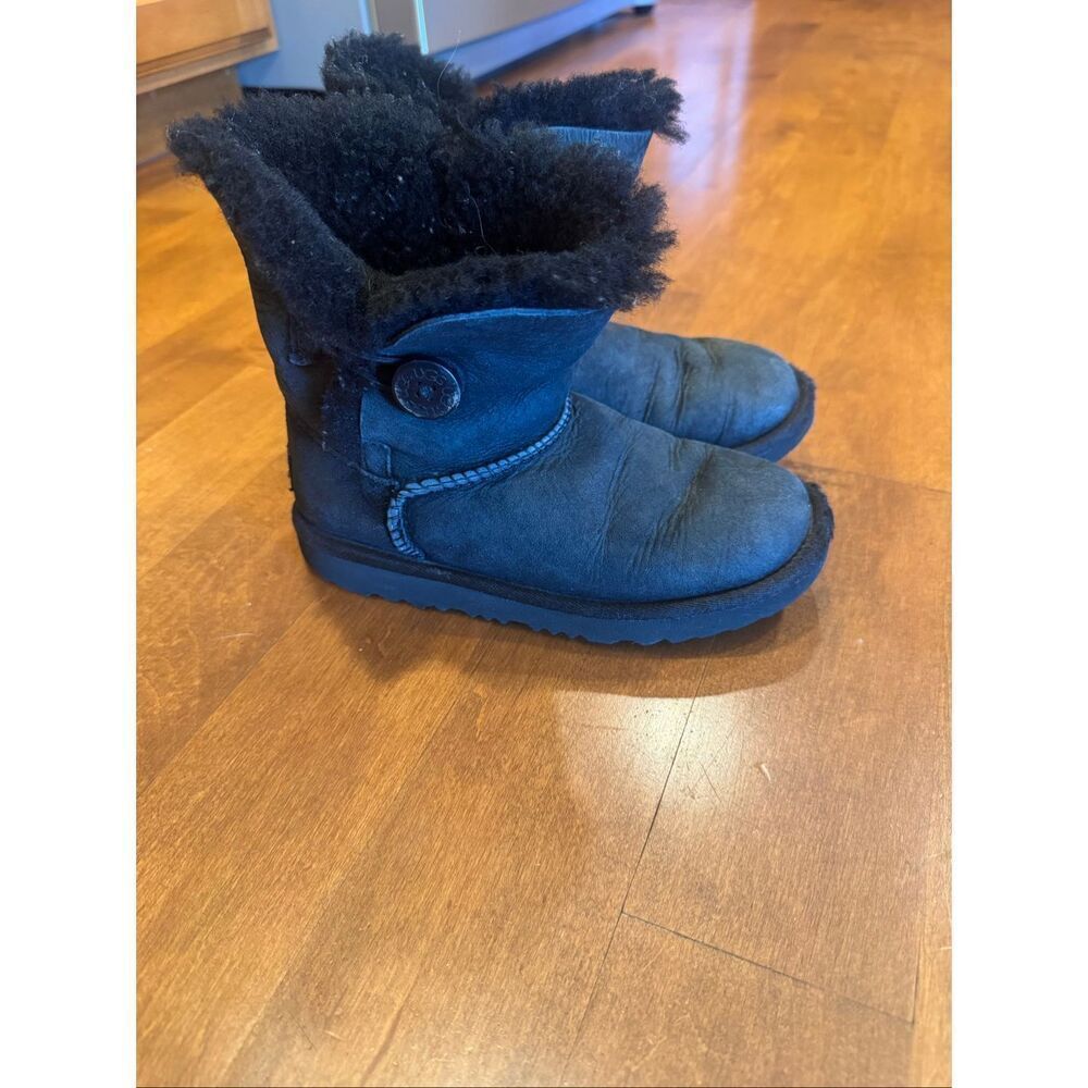 UGG Kids Bailey Button Black Sheepskin Winter Boots Youth Size 1 EU 31